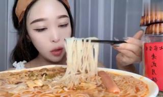 螺蛳粉终于对月饼下手